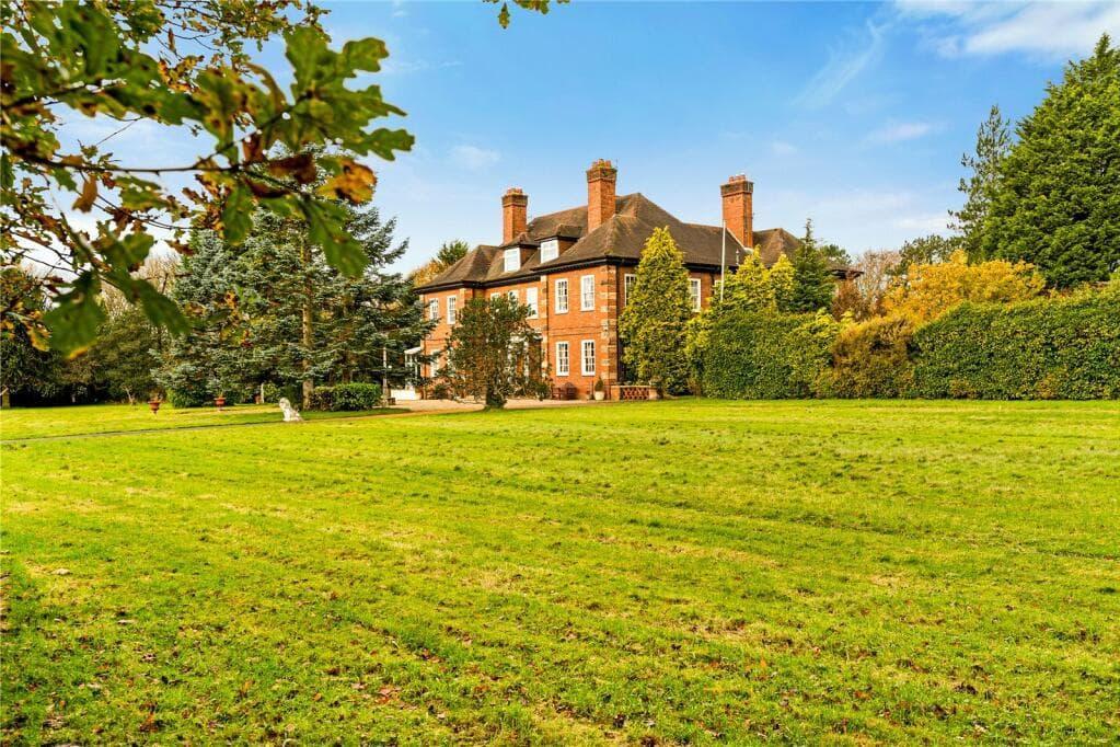 I go beyond the gates of historic countryside mansion, for sale with 11 acres of land blackpoolgazette.co.uk/lifestyle/home…