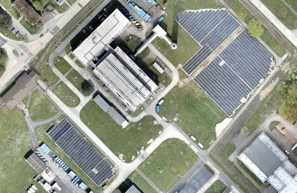 fz_juelich's tweet photo. Ein "Mega"-Erfolg: Die größte PV-Anlage auf dem FZJ-Campus liefert Strom! ☀ Nach intensiver Planung und dem Überwinden zahlreicher Herausforderungen wurde die 1,1 Megawatt-Anlage nun offiziell in Betrieb genommen. https://t.co/2WP694ZkG9 #LLEC https://t.co/OZTnOBAXqO