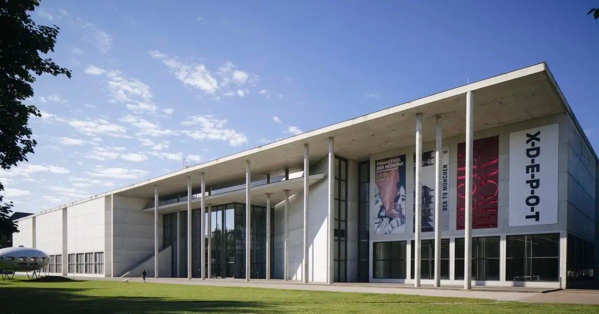 A museum worker in Germany secretly hung his painting in the gallery A curious incident occurred in the art museum Pinakothek der Moderne in Munich. The security service of the gallery noticed the extra exhibit and the employee lost his job. Now the man is under investigation -…
