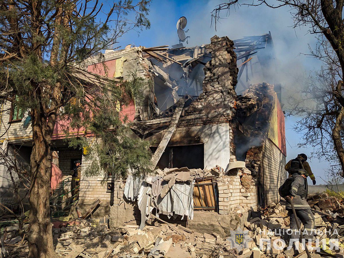 На Запоріжжі під час російських обстрілів поранено жінку – поліцейські задокументували наслідки влучань 🔗 Деталі: bit.ly/3VR2ynN