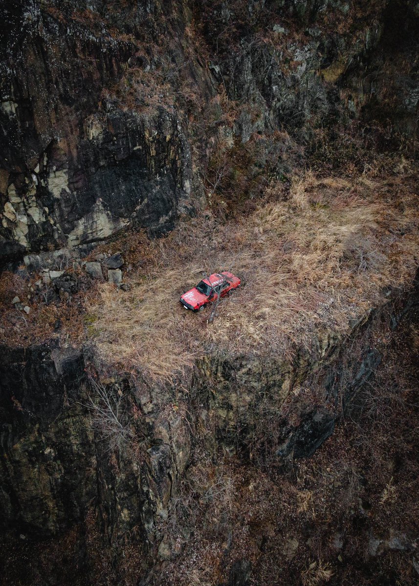 崖っぷちに佇む赤い廃車。番組の企画で落とされてしまい、謎のまま消え去った。