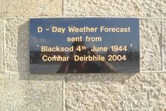 #Otd 2001: Death in #Blacksod, Co. #Mayo of Ted Sweeney. Weather forecaster, with wife, instrumental in saving the D Day landings from disaster! In 1944, they filed a famous weather report which delayed the D Day landings in Normandy until weather better! ⛈️☔️🌡️