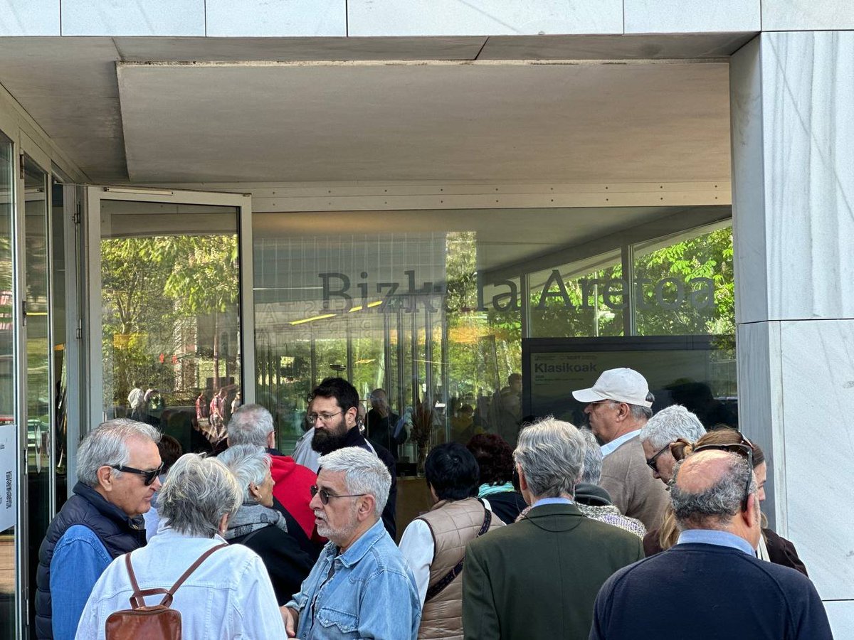 PodemosEuskadi_'s tweet photo. 😍 ¡Así está la cola 20 minutos antes de que arranque el acto de @MiGorrotxategi y @PabloIglesias!
A partir de las 11:00h, síguelo en directo aquí:
https://t.co/4aBUH9HYmF