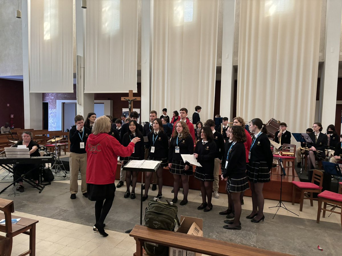 Our students are enjoying their adventures in Portugal. 
Yesterday, they visited a Jesuit school and performed there. @JesuitsofCanada @jesuitschools