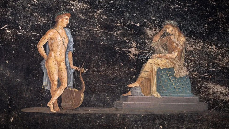 Since questions have been raised about Cassandra sitting on the omphalos I thought I'd take a deep dive into depictions of Cassandra in #Pompeii. 🧵 (@lewismarkwebb @coloricioso)