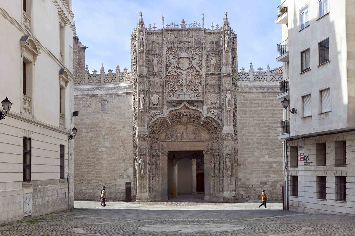 infoVLL's tweet photo. Una de las fachadas más bonitas y enigmáticas de #Valladolid y una de las mejores colecciones de escultura de Europa, ¡todo en uno! 
Así es el colegio de San Gregorio, sede del @MuseoEscultura ¿Qué más motivos necesitas para visitarlo? 😍 https://t.co/9inuRo8D3V