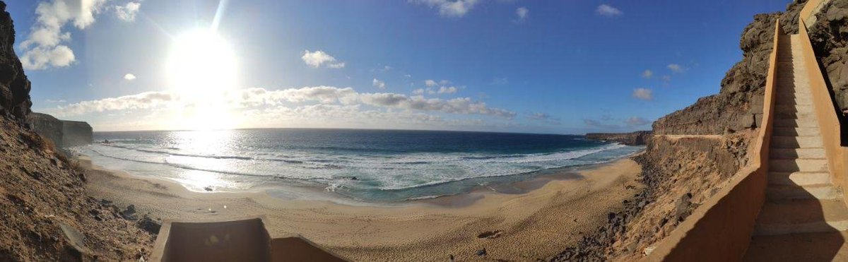 fuerteventurawk's tweet photo. Una playa para pasar el día entero o al menos ir por la mañana o tarde, hacer una parada para comer en el #Cotillo y disfrutar de unas #papas_arrugadas con #mojo.

➡️ 📸 https://t.co/xGgakYZoeN

#fuerteventura #elcotillo #playa #islascanarias #canarias #arena #olas #laoliva https://t.co/3dl6GoRnQQ