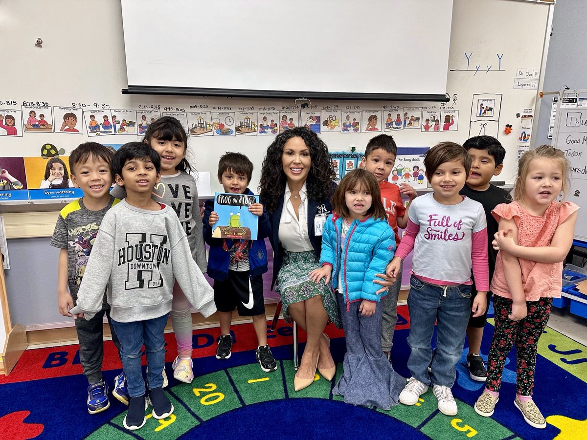 There is nothing more rewarding than sharing the love of reading with our students! Thank you to Ms. Lagares and her wonderful Pre-k students @NISDScobee for hosting me as their celebrity reader 💙 #WOYC2024 @NISD_ECE @NISDElemCI @NisdBILESL