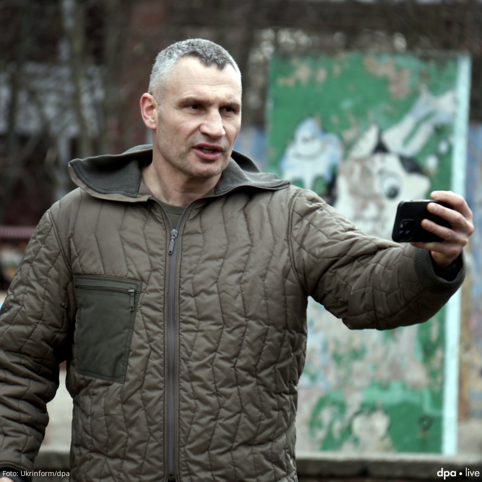 🔴 LIVEBLOG "Wir verteidigen jeden von euch" - Angesichts der verstärkten russischen Angriffe auf die Ukraine hat Kiews  Bürgermeister Vitali #Klitschko dringend um weitere Waffenlieferungen  seiner Verbündeten gebeten +++ Das Wichtigste zum #Krieg in der #Ukraine👉