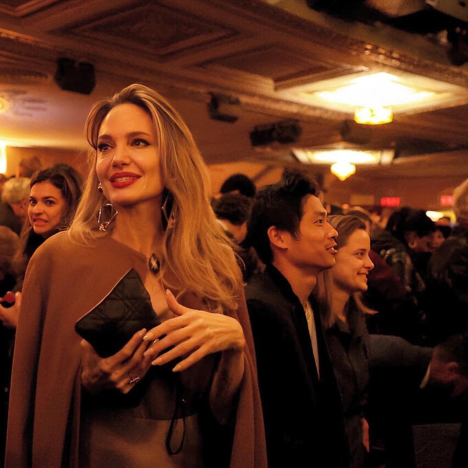 🆕📸 #AngelinaJolie with Vivienne and Pax at the afterparty of The Outsiders 😍