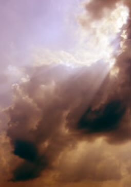 Non sempre le nuvole offuscano il cielo: a volte lo illuminano, dipende dal loro movimento e dal loro peso. #LaStoria /capitolo VIII #ventagliDiParole @VentagliP