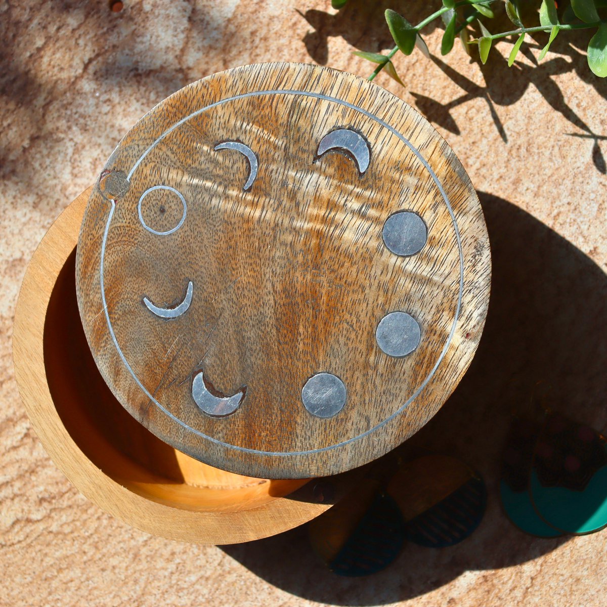 This keepsake box would add heavenly charm to your dresser or bedside table, with its moon-phase pattern

Shop aksahomedecor.com/products/moon-…

#trinketbox #fairtrade #homedecor #interiordesign #fairtradedecor #ethicalhomewares #fairtradegifts #shopfairtrade #homedecorations #jewelrybox