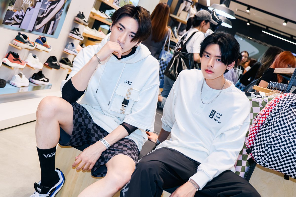 CpnLife's tweet photo. หล่อแพ็คคู่ 😎😎
#vanscentralworld #JungPerses #NayPerses #PERSES_TH #VansThailand #vansth #vansthailand #CentralPattana https://t.co/0k0xmhVlCW