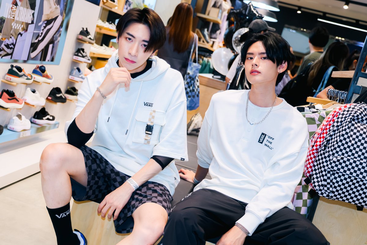 CpnLife's tweet photo. หล่อแพ็คคู่ 😎😎
#vanscentralworld #JungPerses #NayPerses #PERSES_TH #VansThailand #vansth #vansthailand #CentralPattana https://t.co/0k0xmhVlCW