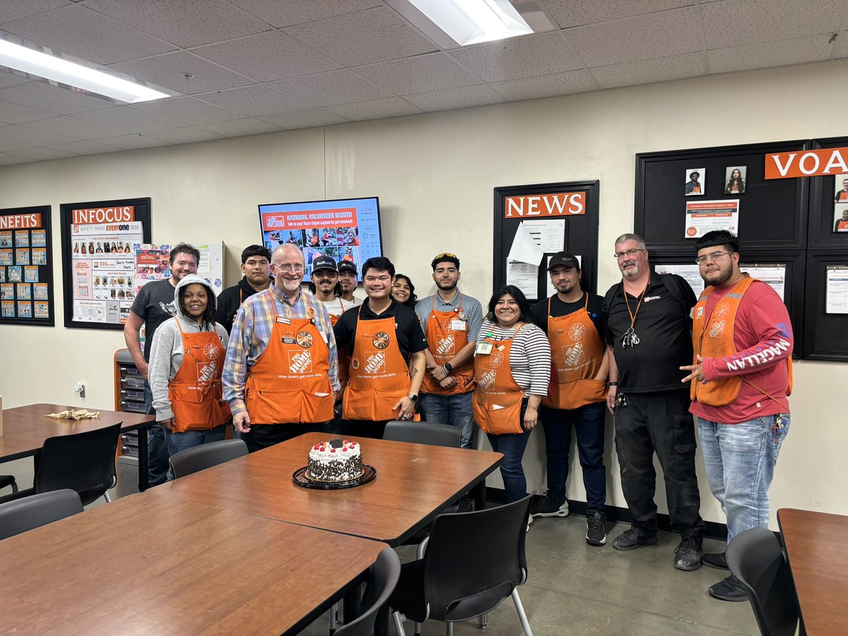 Our closers tonight wanted to give our CXM <a href="/MichaelGHolcomb/">Michael Holcomb</a> a great birthday! So grateful to work with a great man &amp; leader! <a href="/TheLowerHeights/">The Lower Heights Home Depot</a>