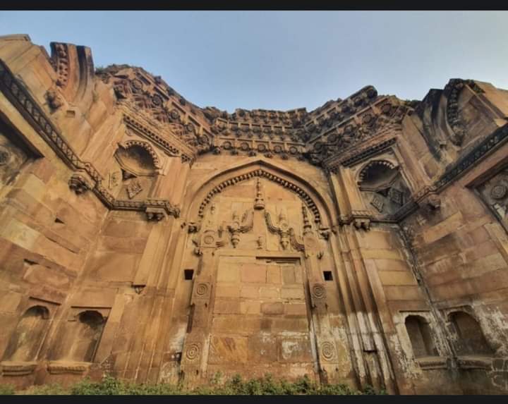 ततः शृङ्गारगौरीं च तत्रैव च कृतोदकः॥

चैत्र नवरात्र के नवगौरी यात्रा में ज्ञानवापी के जल में स्नान करके में सौभाग्य गौरी के पश्चात् चतुर्थी के दिन श्रृंगार गौरी के दर्शन का विधान है।

वर्ष में एक बार ही इस दर्शन का सौभाग्य मिलता है क्योंकि ये परिसर चैत्र नवरात्र चतुर्थी के दिन

+