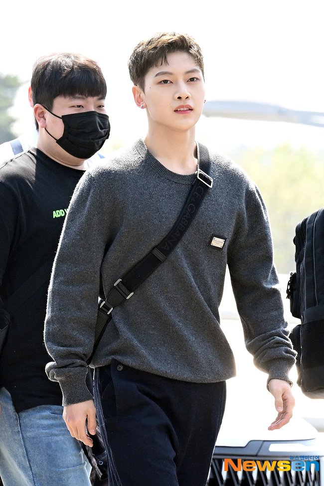 viraltakes's tweet photo. Seok Matthew of ZEROBASEONE photographed at an airport recently. https://t.co/XgEoIgpY9f