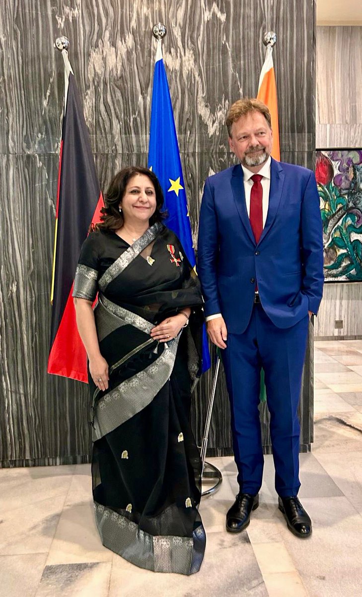 I had the honor to award Sonia Prashar, former Deputy DG of @IndoGerman, the Order of Merit of Germany for her 28 years of service and dedication to Indo-German relationship. She has contributed immensely to the outstanding development of our ties. A truly remarkable achievement!