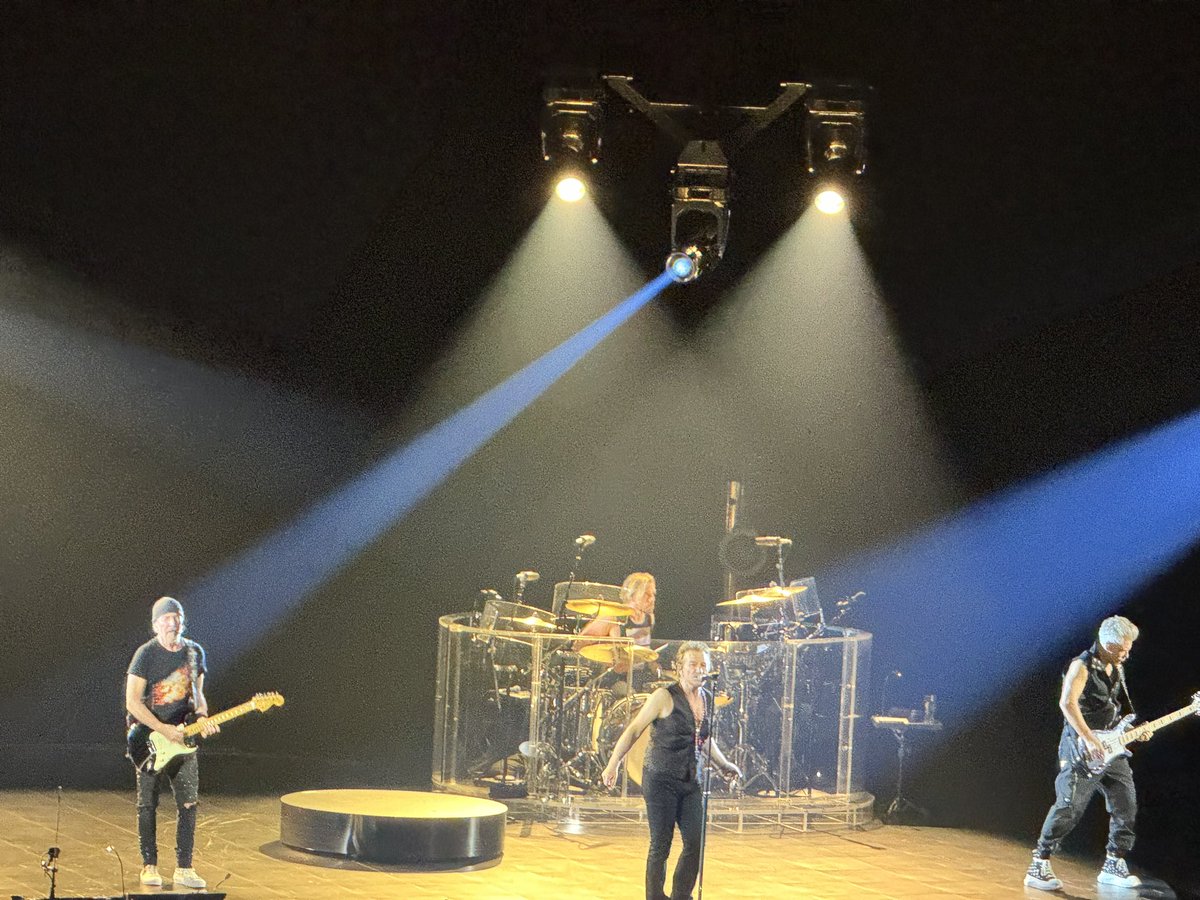 GCGmediatech's tweet image. thank you @U2 @OfficialBono for a magical night, building new memories and remembering fun times with your music @SphereVegas #shotoniphone @Apple