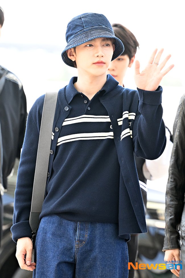 Zhang Hao of ZEROBASEONE photographed at an airport recently.