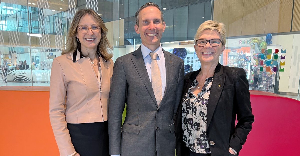 MCRI researchers have heard from Federal Minister for Competition, Charities and Treasury Dr Andrew Leigh, who spoke about how #randomisedtrials can challenge conventional wisdom & drive evidence-based policy. | #MCRI #MCRIResearch #HealthPolicy @ALeighMP @sharon_goldfeld