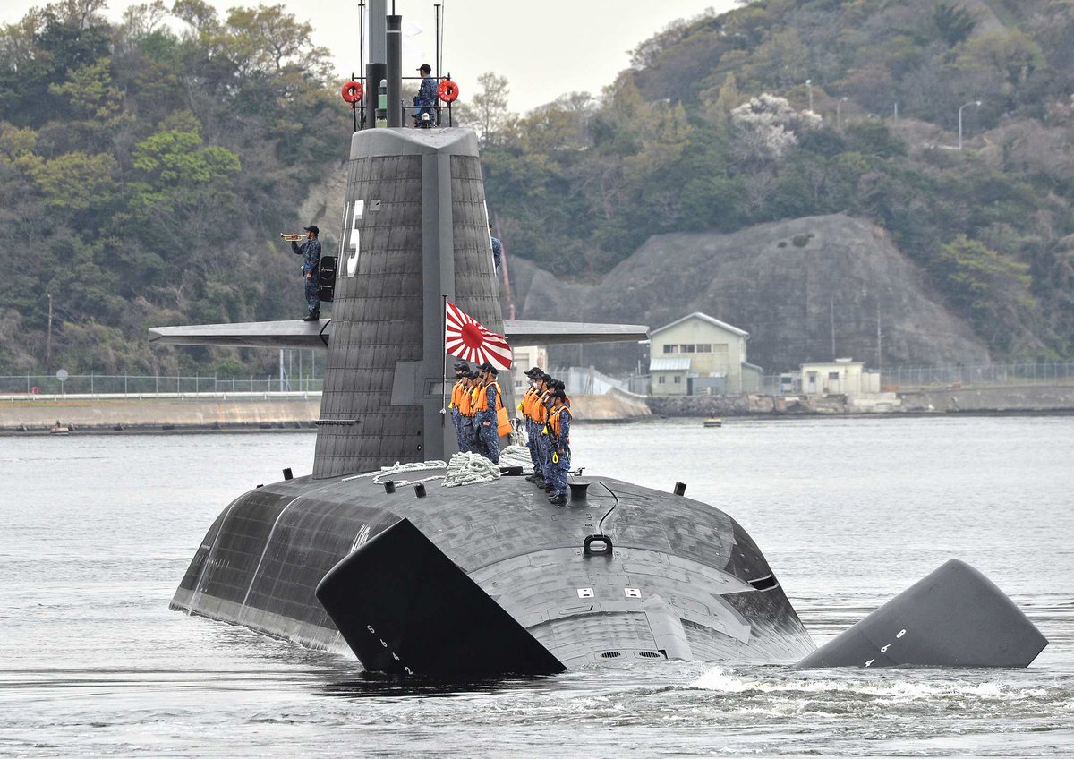 横須賀市で潜水艦や海上自衛隊の様々な艦艇が見えるヴェルニー公園は