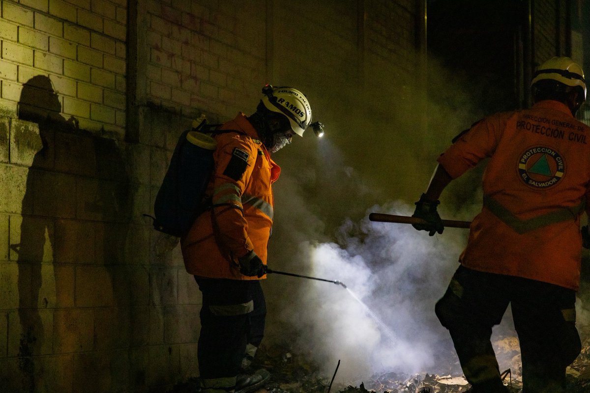 #DePaís Esta noche, el #EquipoTácticoOperativo de @PROCIVILSV realiza labores de extinción de incendio en un promontorio de basura reportado en la avenida San José, colonia El Refugio, San Salvador. Fotos: Cortesía