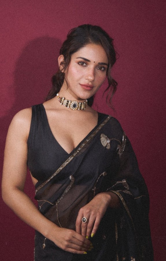 GK8Hq2tXwAAHK0M?format=jpg&name=900x900