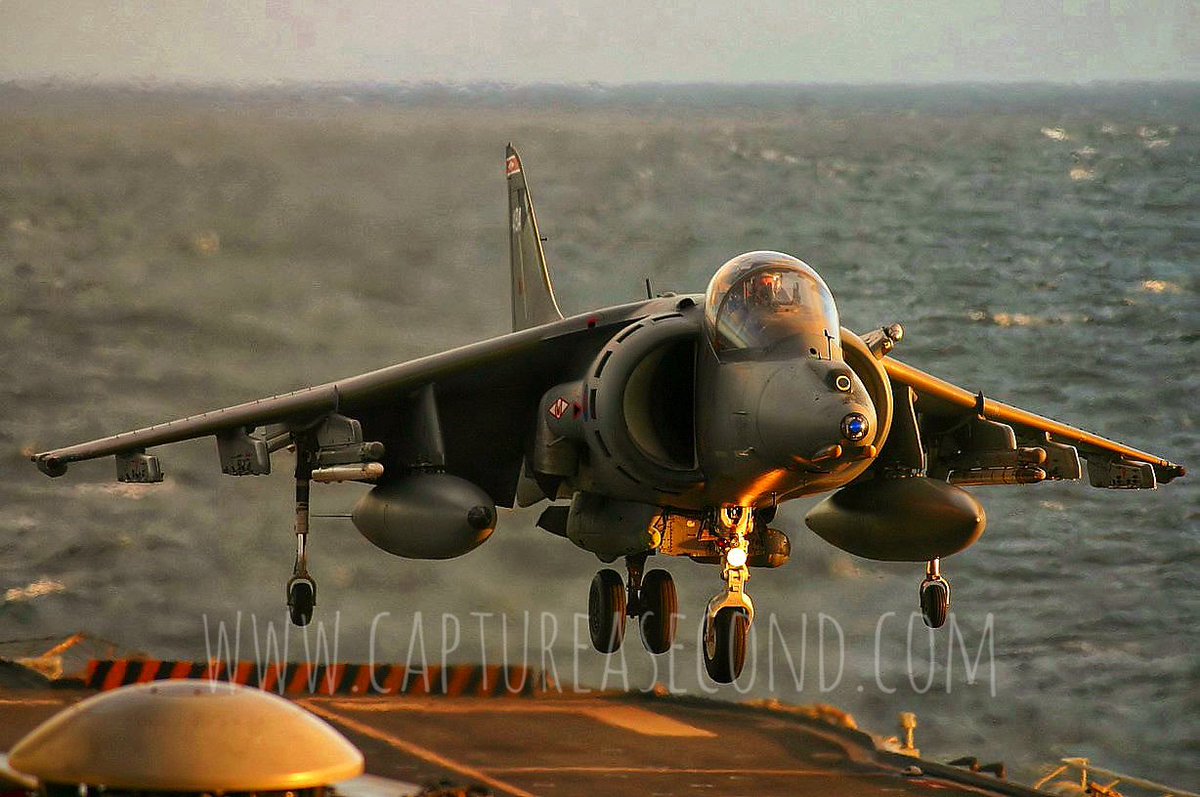 Landing onboard HMS Illustrious, 2005. Welcome to another #harrierfriday ✈️#raf #royalairforce #airtoair #air2air #harrier #jfh #hover #airpower #fighter #flight #fastjet #aviation #avgeek #captureasecond