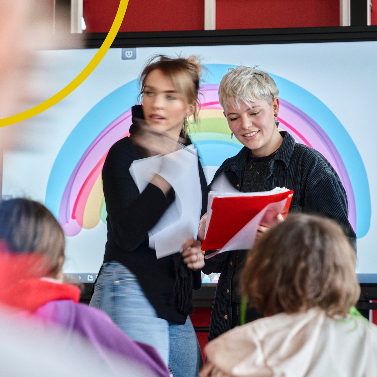 💪„Zukunft.Sozial.Mitgestalten.“: Gestaltung der sozialen Zukunft💪 Als pädagogische Fachkraft in der OGS unterstützt Toni die Kinder in ihrer Entwicklung und darin kreative Problemlösungen zu finden. ➡️karriere.aachen.de/soziales 📸Stadt Aachen / Raphael Schumacher für yella park