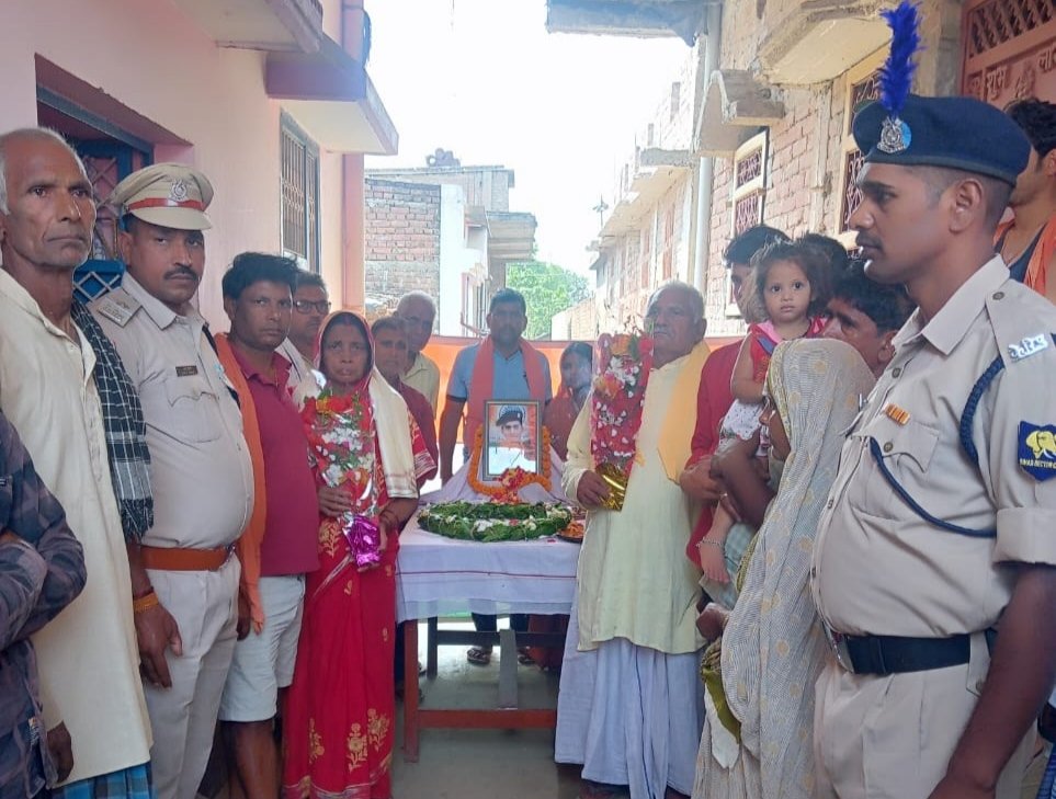 अमर शहीद CT/GD धीरज कुमार सिंह की पुण्यतिथि के अवसर पर उनके निवास स्थान सादीपुर दियारा, जिला- बेगूसराय, बिहार में #सीआरपीएफ ने उनको श्रद्धांजलि अर्पित की। 🇮🇳#भारत_के_वीर🇮🇳