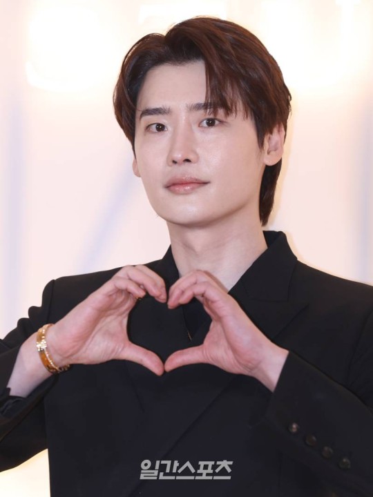 #LeeJongSuk reportedly to lead a new Disney+ webtoon-based drama <#OneSecond>, it will depicts story of real firefighters fighting for time.