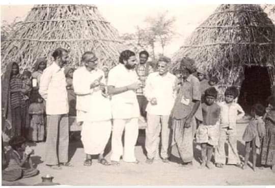 @ocjain4 👇👇ये तस्वीर आज से 31 वर्ष पुरानी है जब नरेंद्र मोदीजी बाड़मेर में पाकिस्तान से विस्थापित हिंदुओ से मिलने उनके केम्प पर पहुचें थे तब मोदीजी न तो गुजरात के मुख्यमंत्री थे ना ही देश के प्रधान सेवक दुख और मुसीबत में लोगो के साथ खड़े होना मोदीजी की फितरत में शामिल हैं
