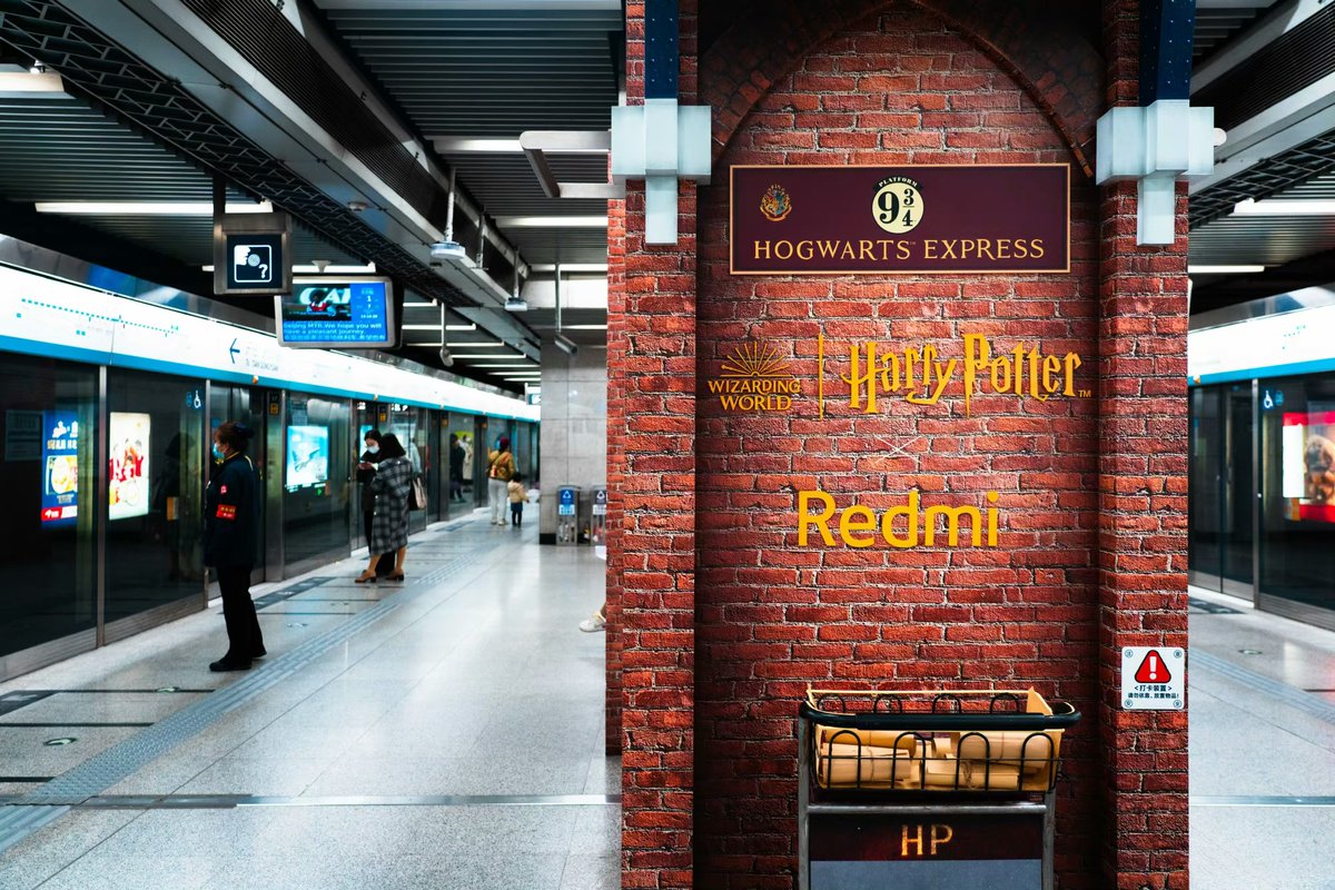 Dear Potterheads, the Next Station is: #Hogwarts! 🧙‍♀️🔮 #PekingUniversity East Gate Station has been magically transformed into a #HarryPotter-themed wonderland. The 'Hogwarts Express Train' will whisk you away along Beijing Subway Line 4. Prepare your wand and hop on the…