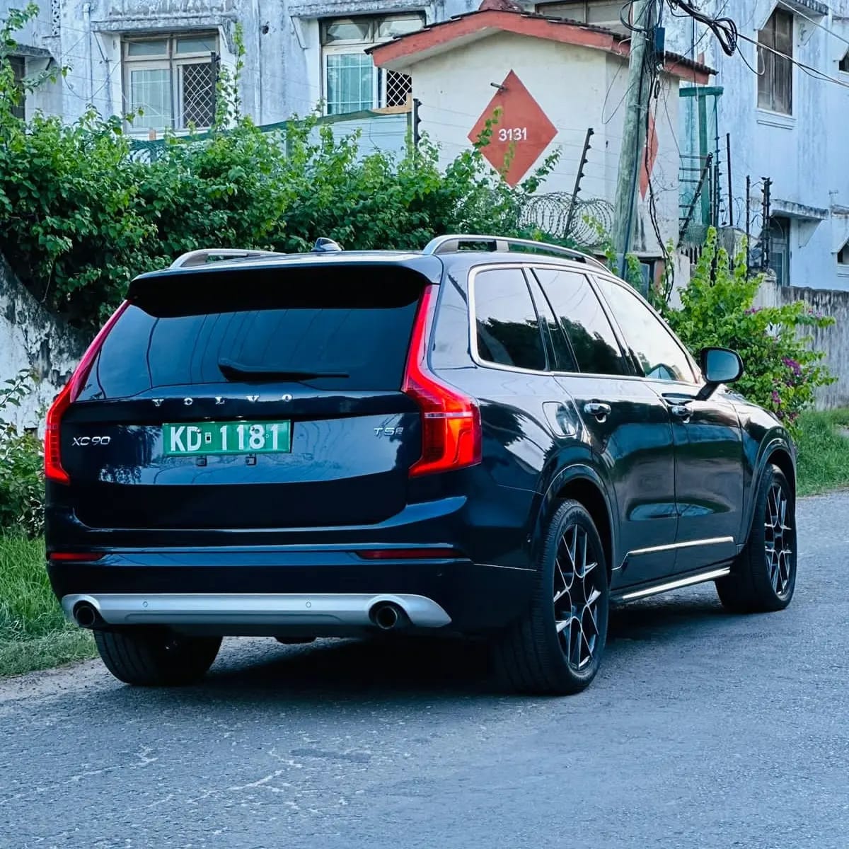 Ka Prado inapeana to much Politician vibe na we ni msee with big family you can still compromise with this 2016 Volvo XC90 T5,its still a big family SUV that offers more than what you will get in a prado na iko more comfortable, 2000CC Petrol Engine, AWD, 7seater, Sunroof 7M✅️