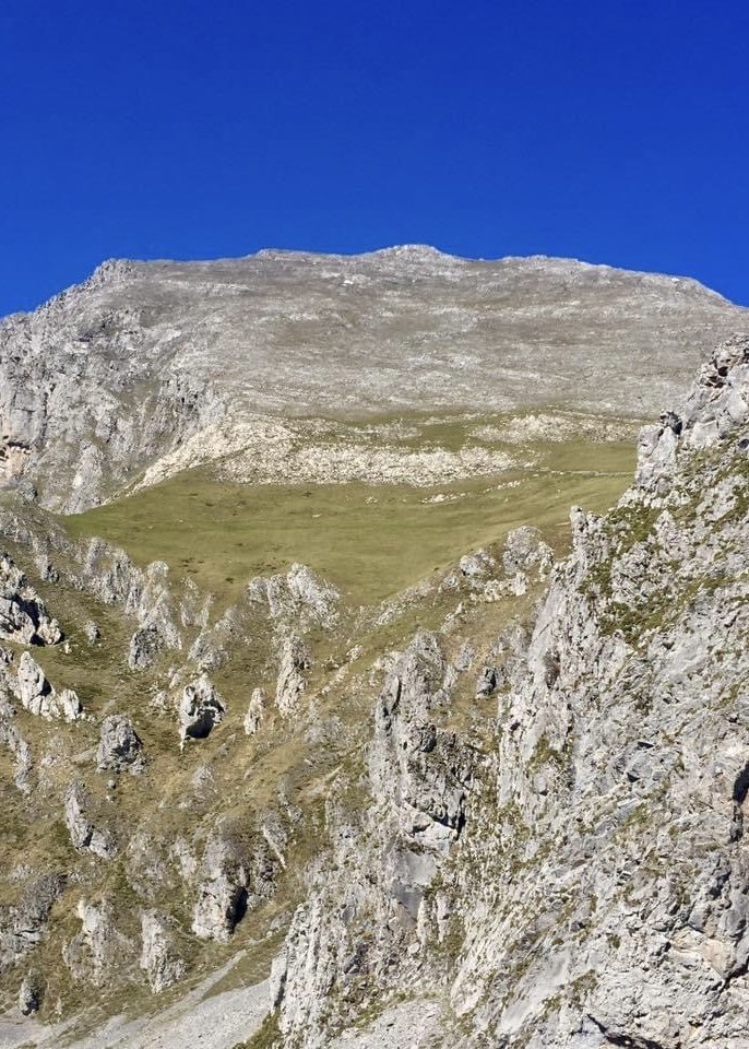 ⛰️Día 103 año 2024⛰️ 'Envejecer es como escalar una montaña... mientras se sube las fuerzas disminuyen, pero la mirada es más libre, la vista mas amplia y serena.' #Montaña #PuraVida #Asturias