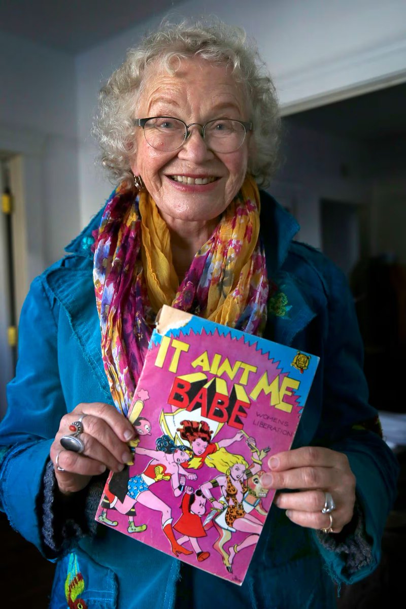 Muere a los 85 años #TrinaRobbins, la gran pionera del feminismo en el #cómic. Además de ser la primera dibujante de ‘Wonder Woman’, la autora compaginó esa labor más artística con la divulgación y la investigación académica elpais.com/cultura/2024-0…
