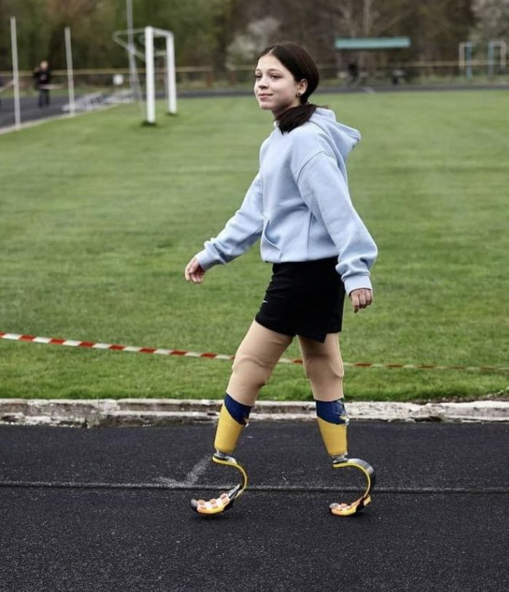 Jana Stepanenko (12 let) přišla o obě nohy při ruském raketovém útoku na nádraží v Kramatorsku. Teď se připravuje na Bostonský maraton.