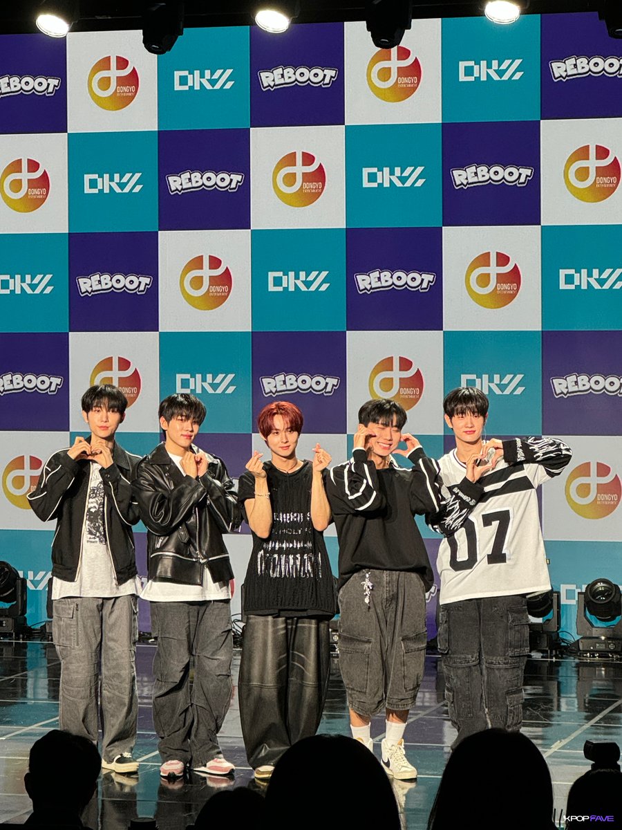 KPOPFAVE_'s tweet photo. [240412] Hello, DONG-ARI! 💜 We're at @dkz_dy's media showcase for their 2nd Mini Album #REBOOT taking place in Seoul right now and here's #DKZ posing for the photo! 🫶 #디케이지 #DKZ_COMEBACK_REBOOT https://t.co/ymxNMchET7