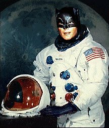 #BuenosDias y #FelizViernes a tod@s l@s comiquer@s de Twitter.

Hoy es el #DíaInternacionalDeLosVuelosEspacialesTripulados, pues tal día como hoy, pero de 1961, fue el primer viaje espacial realizado por un ser humano: el ruso Yuri Gagarin🚀👩🏼‍🚀

¿Un bat-cafelito para abrir el ojo?