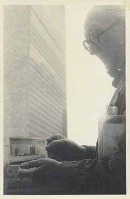 Le Corbusier... front of the headquarters of the United Nations Showing a postcard from the model of his UN... #architecture #arquitectura #LeCorbusier