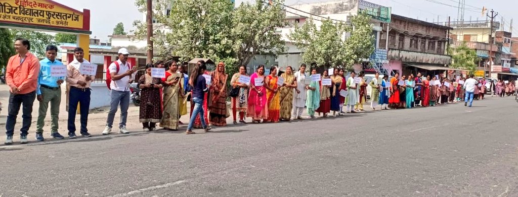 sveepamethi's tweet photo. @DmAmethi महोदया ��वं @cdoamethi महोदय के निर्देशन में जनपद के विद्यालयों द्वारा स्वीप कार्यक्रम के तहत मतदाता जागरूकता अभियान के अंतर्गत विकास खंड बहादुरपुर में मानव श्रृंखला के माध्यम से मतदाताओं को मतदान के प्रति जागरूक किया गया।
#sveepamethi https://t.co/m1BWjeJIPW