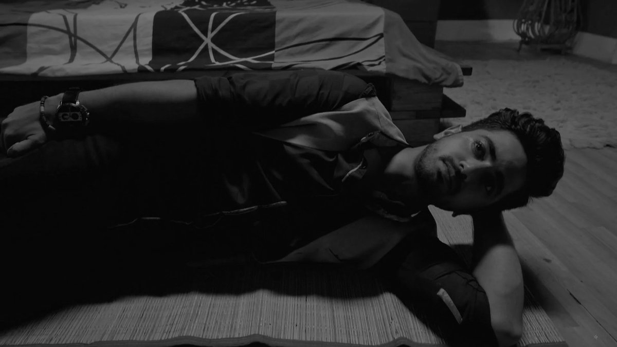 heyyshonaaaa's tweet image. reminder that he slept on razai the whole time avni was in jail and only used the bed after she returned 😭🤌🏻
#avneil