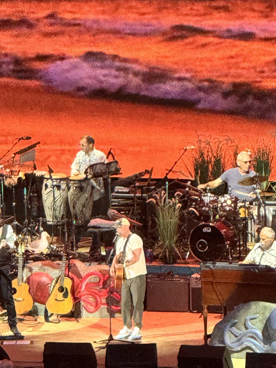 .#woodyharrelson just introduced @kennychesney  welcome to a life and carer well lived. -#keepthepartygoing @jimmybuffett @HollywoodBowl