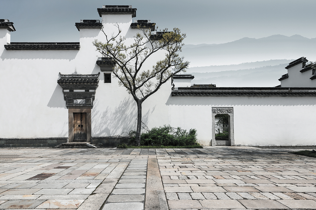 Las viviendas tradicionales de Huizhou, en la provincia china de Anhui, con sus tejados negros y paredes blancas, desprenden la esencia de la tinta de una pintura tradicional china. #wh #TurismoCultural #CulturaChina