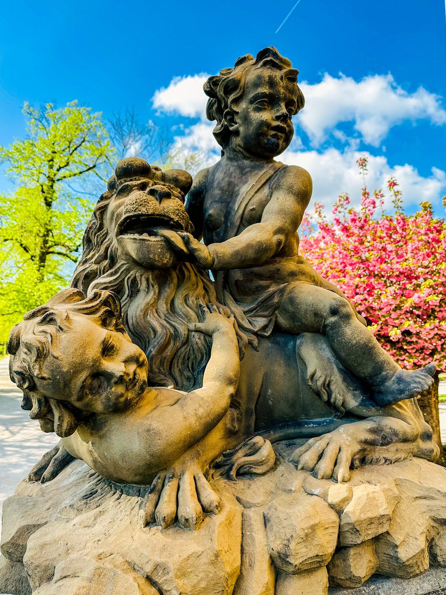 超獣と戯れる天使たち😍
ヴュルツブルク司教館のバロック庭園にて。
世界遺産と桜🌸のある景観♡
#52UNESCOWorldHeritageSites
#ドイツの城