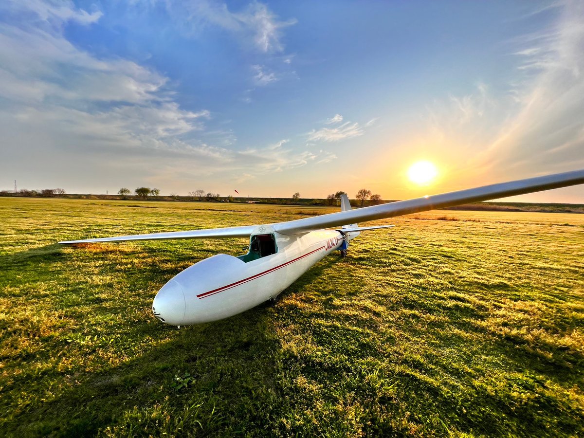 tus_TITsoaring's tweet photo. 新歓についてのお知らせです！
キャンパスで部活やサークルの勧誘が増えてきて、悩んでいる学生も多いのではないでしょうか⁈
4月14日(日)に野田キャンパスと神楽坂キャンパスで新歓があります✈️
ぜひ来てください‼︎新入部員大歓迎です✨
#春から理科大
#春から東工大 https://t.co/j13a1JBmv1
