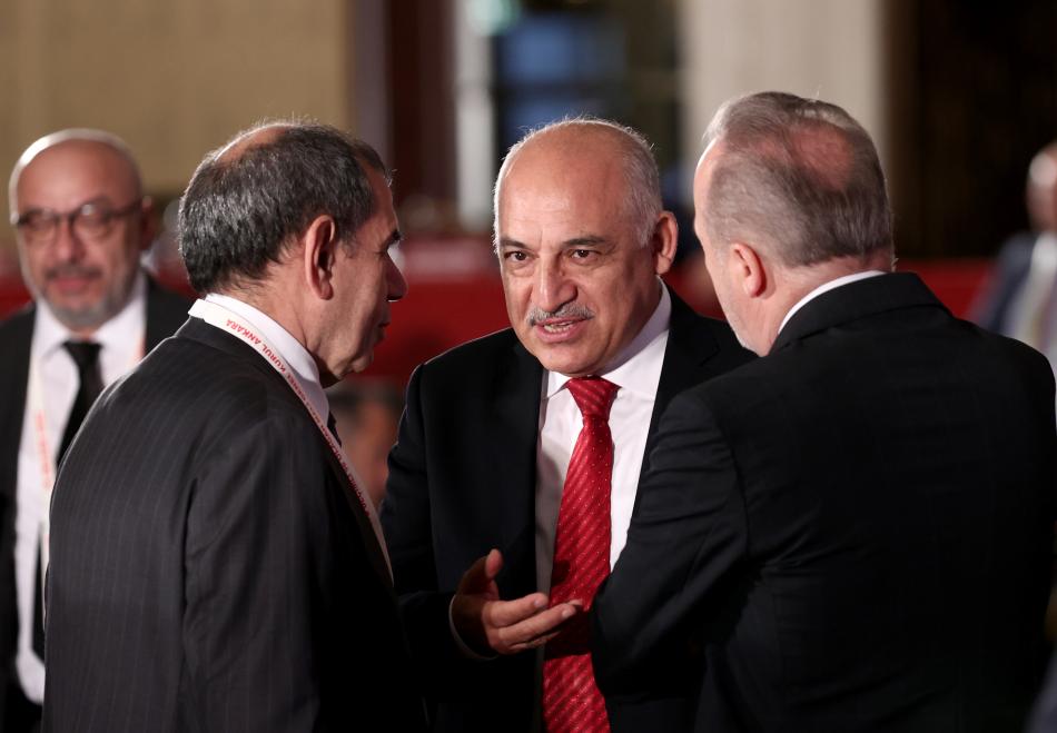 FABRİKADA NELER KONUŞULDU⁉️

Ferudun Niğdelioğlu: Urfa'da oynanacak kupa maçı öncesinde ilginç bir olay yaşanmış ki, insanın kafasını karıştırmıyor değil. Galatasaray başkanı Dursun Özbek otelde arkadaşları ile otururken bir telefon geliyor. Alelacele masadan kalkıyor ve kendine