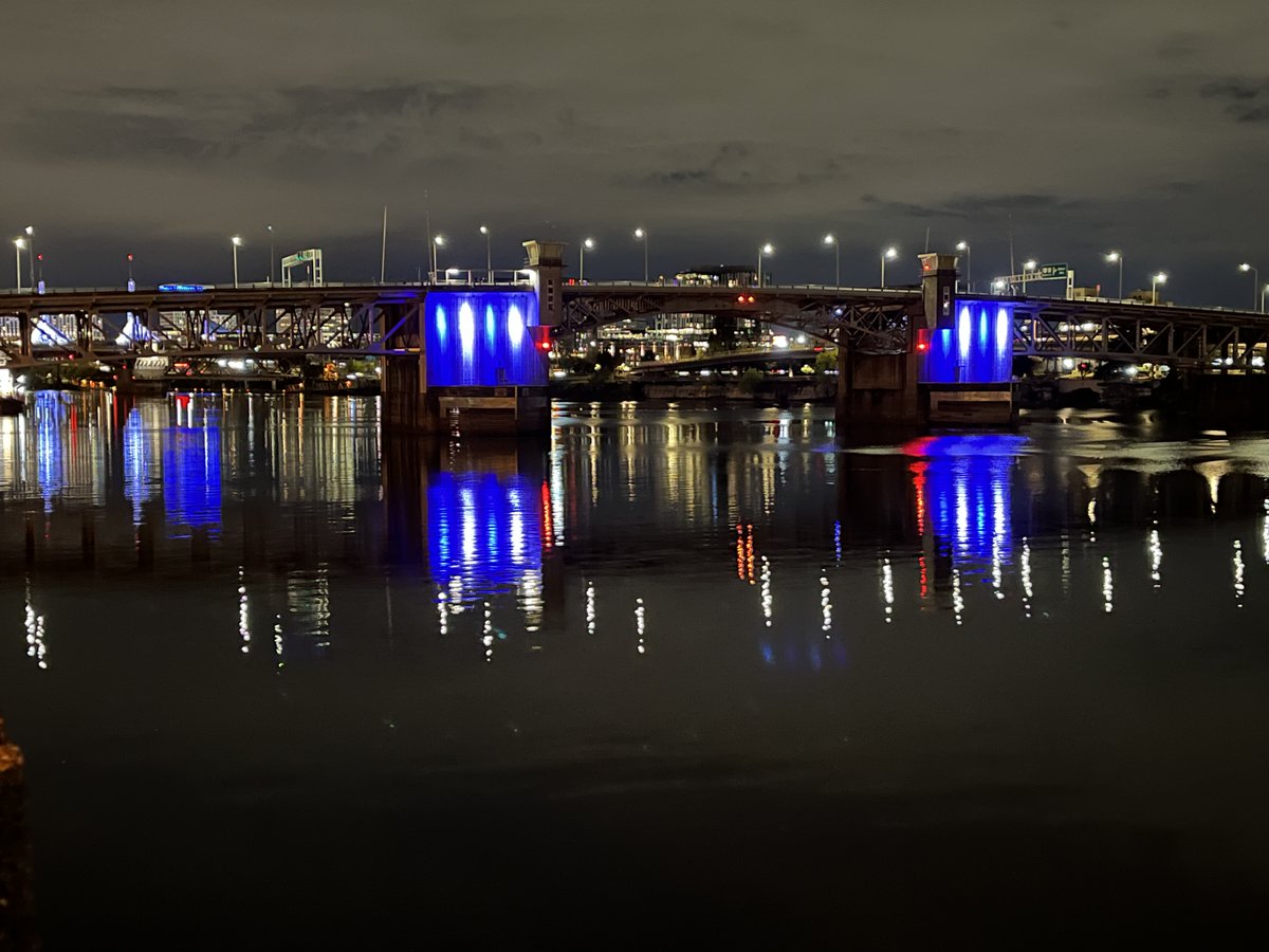 The Morrison Bridge is lit up through Friday night for World Parkinson's Day. #WorldParkinsonsDay #pdxtraffic @MultCoBridges
