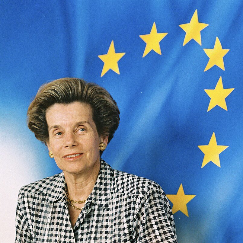 Première femme à devenir Commissaire européenne, première membre d’un gouvernement français en charge de la consommation : Christiane Scrivener était une pionnière. Elle s’est éteinte il y a quelques jours. Puisse son combat pour l’Europe 🇪🇺 nous inspirer!